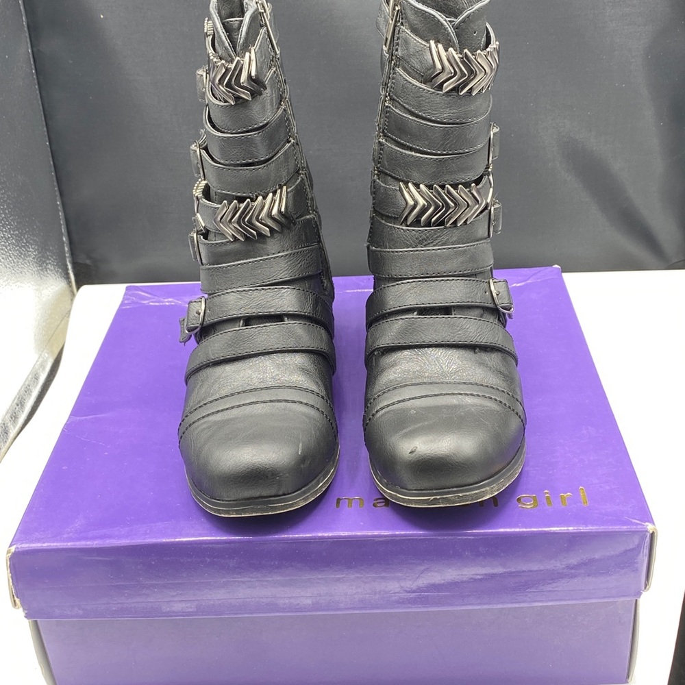 Women’s Madden Girl Georgie Black Pari size 6 boots.
